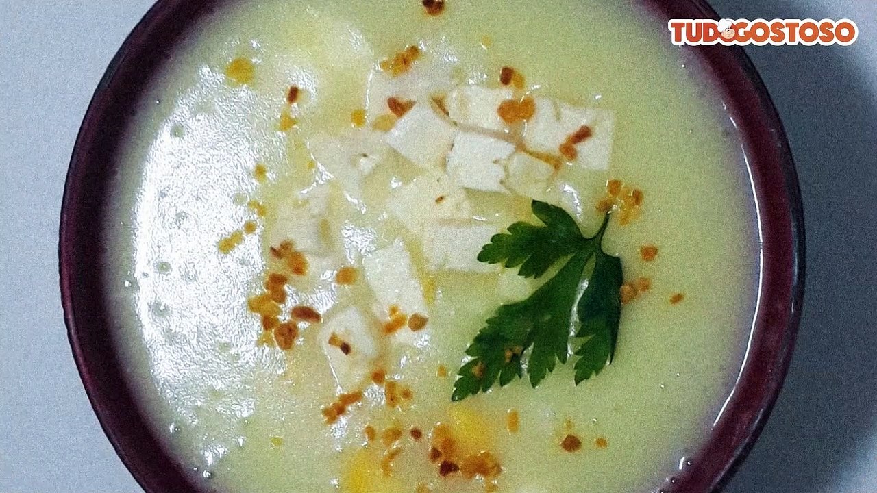 Caldo cremoso de batata, milho e queijo