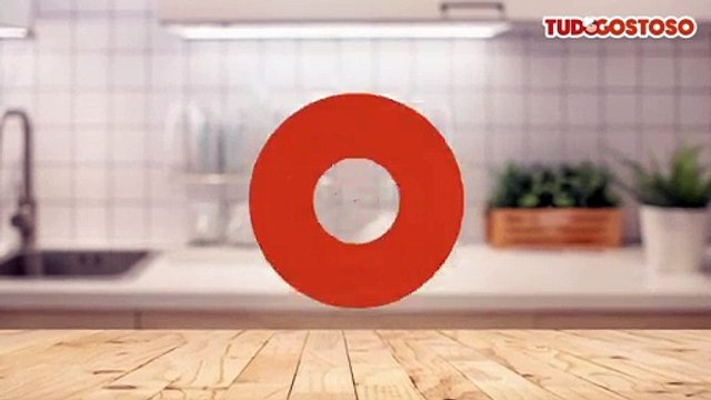 Bolo vulcão de leite ninho com morangos