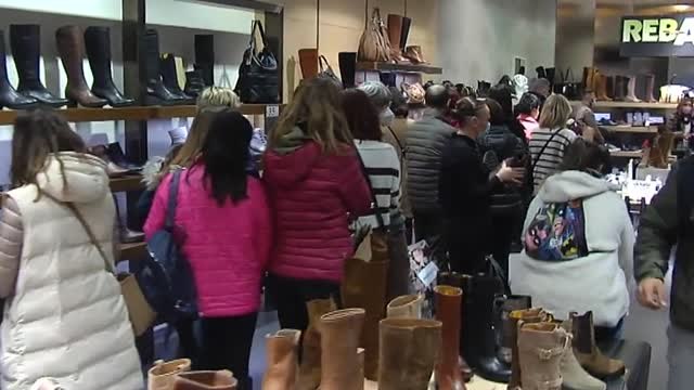 Gran afluencia de público el primer día de rebajas