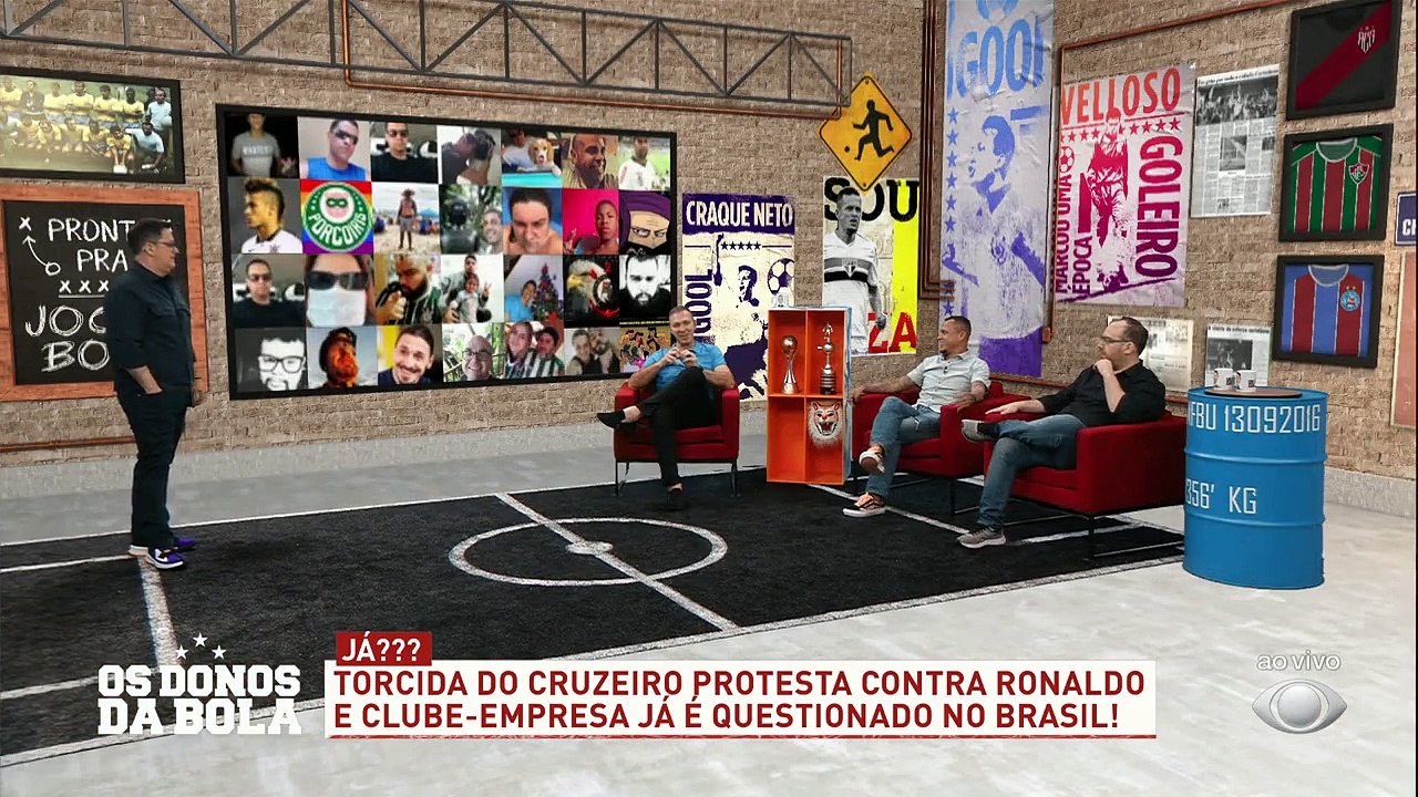 Fabio não é mais goleiro do Cruzeiro. Depois de ser vendido para o ex-jogador Ronaldo, o grupo optou por não continuar com o ídolo da Raposa. Torcida protestou e gritou: "Ronaldo, gordão, vem dar satisfação"#OsDonosdaBola