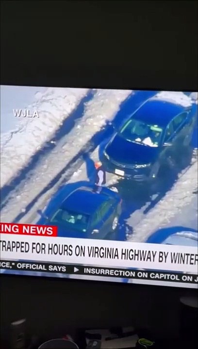 Le caméraman d'un hélicoptère de la TV filme une scène assez inhabituelle dans les bouchons... oups