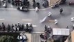 Des agents désinfectent la rue du COVID-19 au lance-flammes en Chine