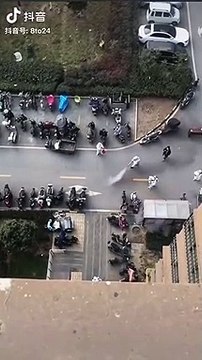 Des agents désinfectent la rue du COVID-19 au lance-flammes en Chine