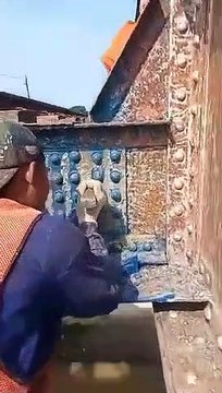 Ils réparent une voie ferrée alors que le train leur passe au dessus de la tête