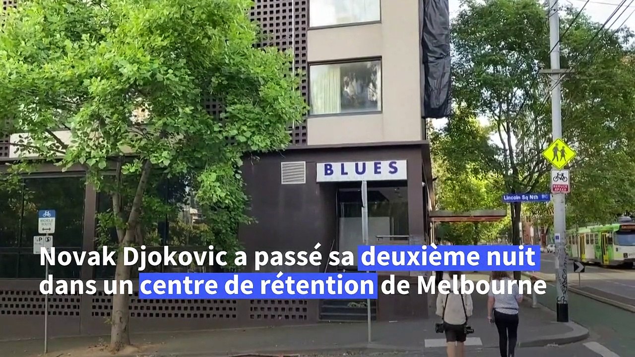 Australie: la rétention de Djokovic déchaîne les passions