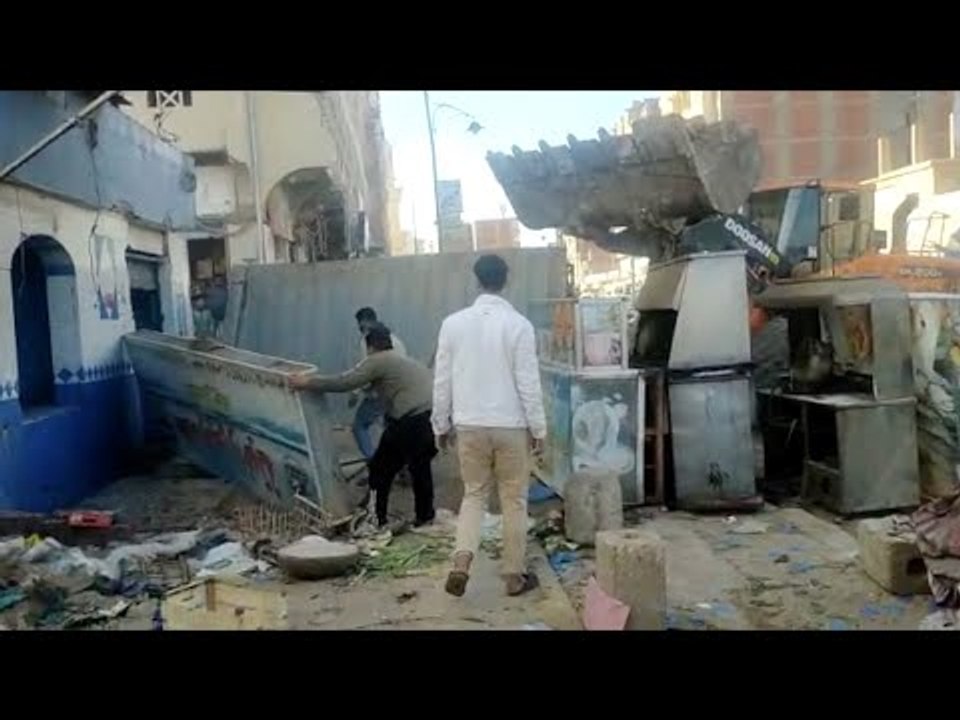 إزالة ٣٦ محلا عشوائيا بشارع التهريب لتحويله ل...