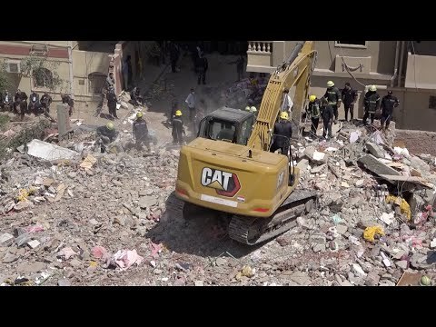 شهود عيان يروون تفاصيل انهيار عقار جسر السويس