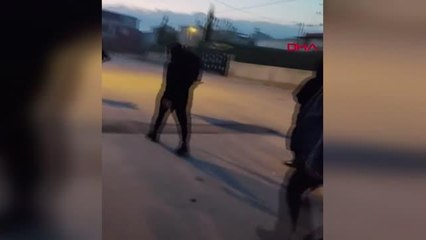 SURİYELİ GENÇLERİN DÖNER BIÇAĞI VE SOPAYLA SOKAKTA YÜRÜMESİ KAMERADA; 8 GÖZALTI