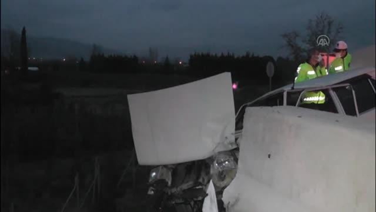 Son dakika haber | Kaza yapan otomobil yol kenarında asılı kaldı