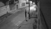 Homem escapa por pouco de carro desgovernado em Goiás