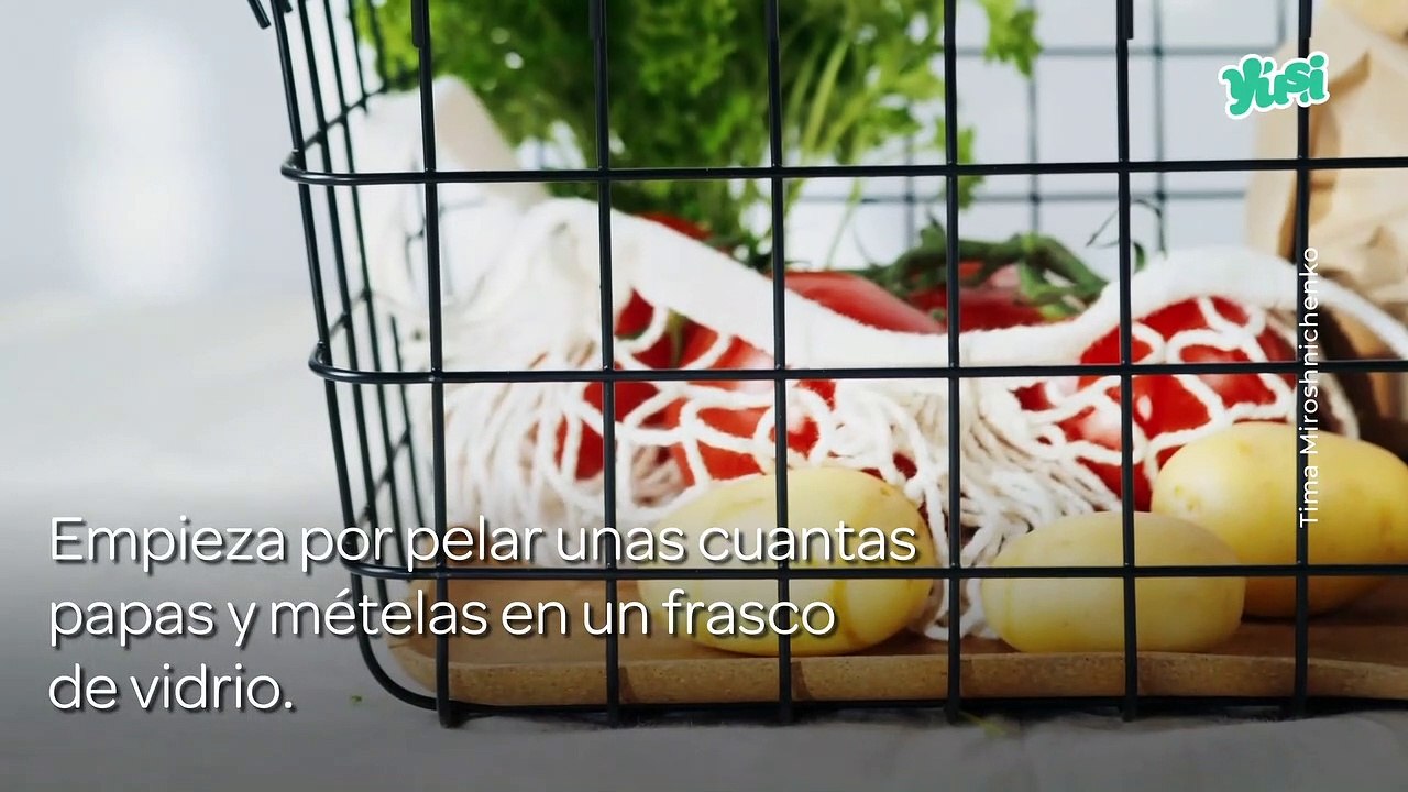 Utiliza un producto natural para trapear la cocina: el agua de papa