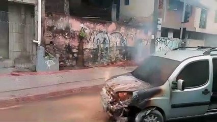 Carro pega fogo em Vitória