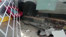 Após colisão carro é arremessado contra loja e imóvel fica destruído