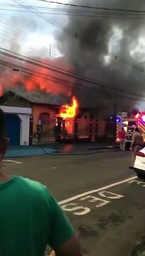 Bombeiros controlam incêndio em residência em Arapongas