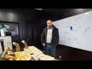 المدير الحنين رزق.. أحمد وزع هدايا بـ400 ألف جنيه على 6 موظفين