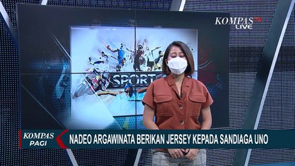 Nadeo Argawinata Berikan Jersey Timnasnya ke Sandiaga Uno dan Wishnutama