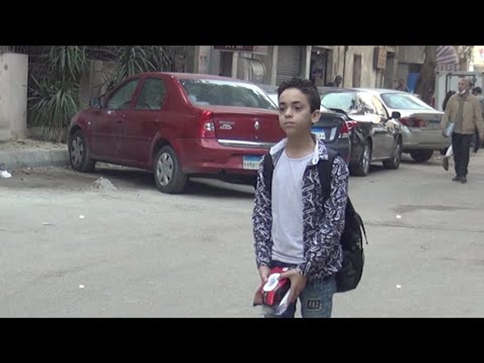 يوسف طارق 14 سنة يبيع مناديل لإنفاق على المسرح...
