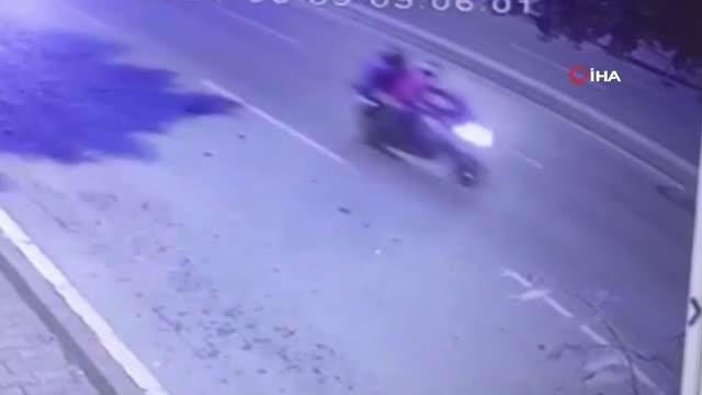 Otomobildeki gence silahlı saldırı kamerada... Yaralı halde emniyete gidip yardım istedi