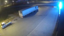 Sürücü uyurken tırın kasasındaki lastikleri çaldılar... O anlar kamerada