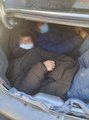 Yakalanan 22 kaçak göçmenden ikisi otomobil bagajında saklanırken bulundu