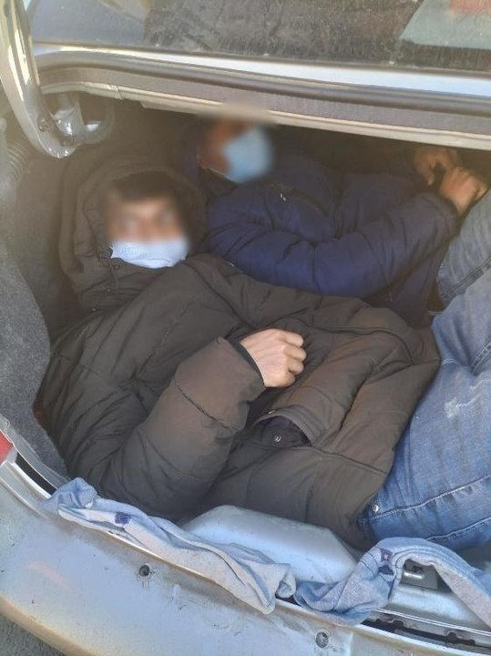 Yakalanan 22 kaçak göçmenden ikisi otomobil bagajında saklanırken bulundu
