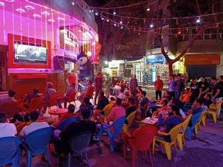 مصريون على المقاهي أثناء متابعة حلقة فض رابعة من الاختيار2