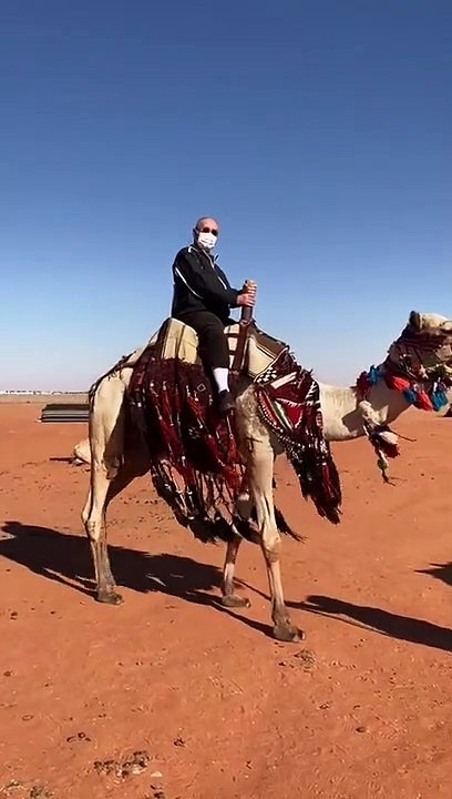 السفير الياباني في السعودية يوثق ركوبه الجمال لأول مرة