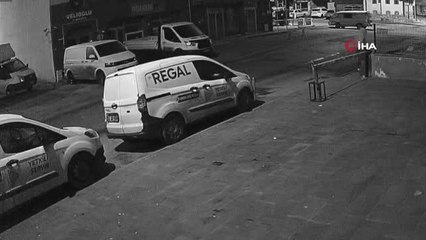 Yolda yürürken bir anda araç camlarını kırmaya başladı... O anlar kamerada