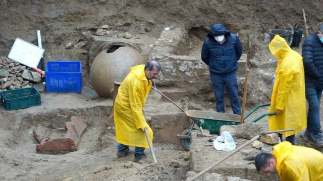 İnşaat temel kazısında 2500 yıllık antik mezarlar bulundu