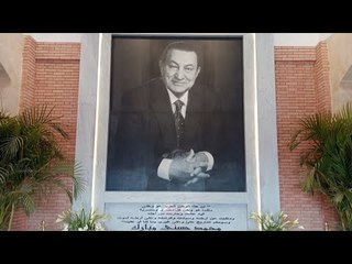 عائلة مبارك أمام قبره  في الذكرى الأولى لوفاته