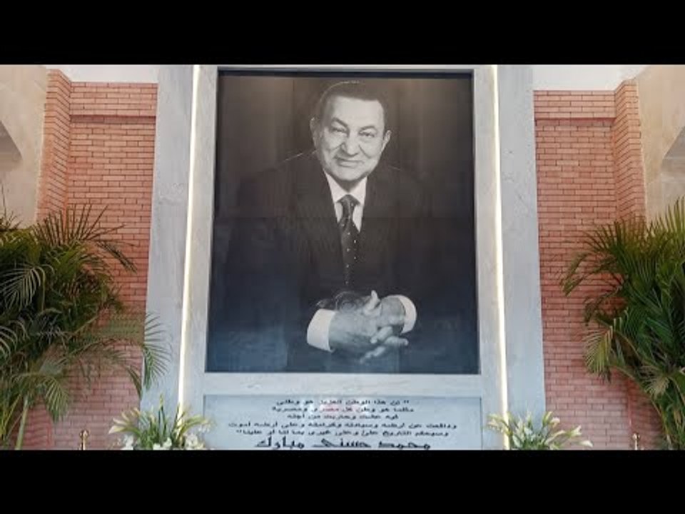 عائلة مبارك أمام قبره  في الذكرى الأولى لوفاته