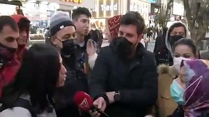 'Telefonunu çıkar' diyen kadının yüzüne desteyle para atıldı