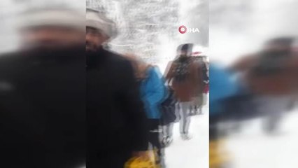 Pakistan'da yoğun kar yağışı: Araçlarında mahsur kalan 21 kişi öldü