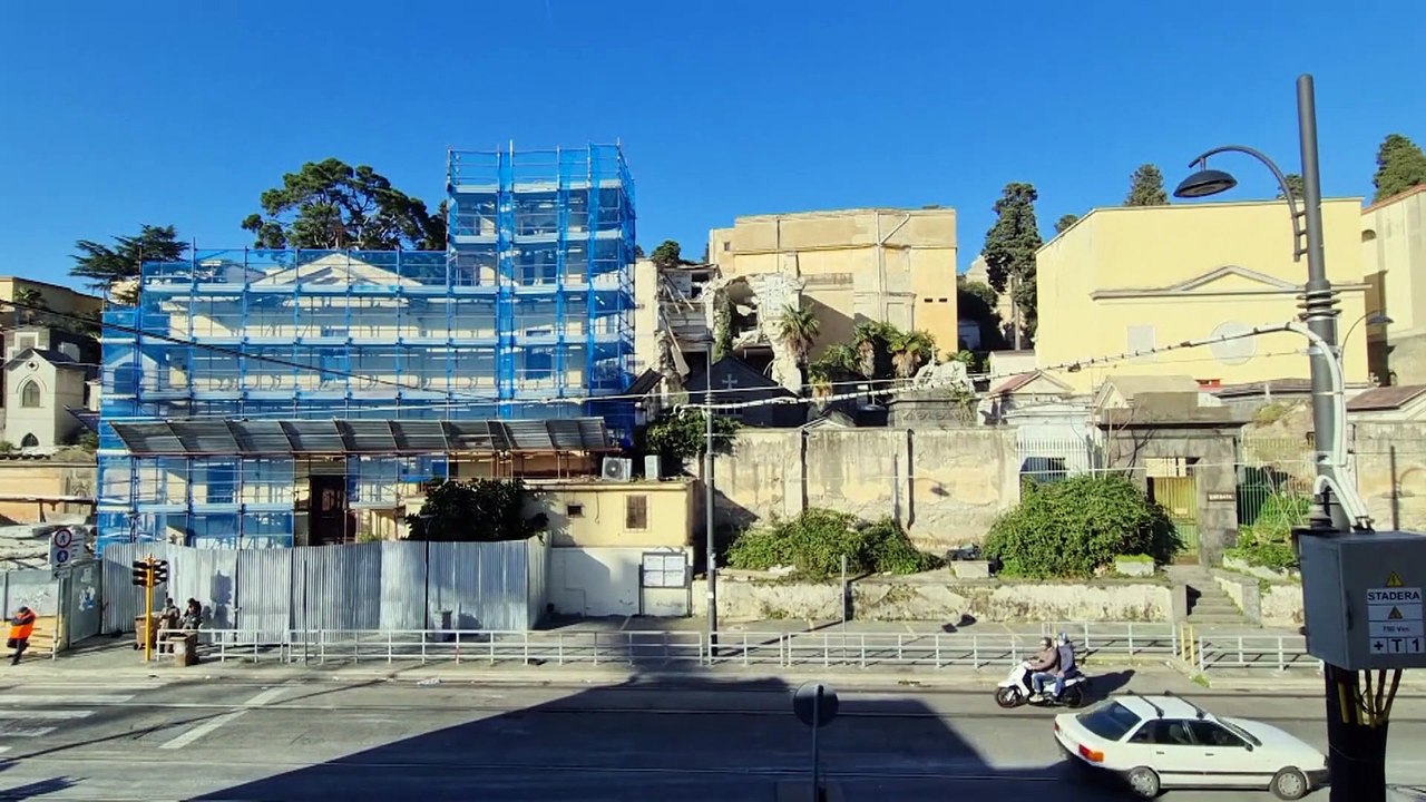 Gebäudeeinsturz in Neapel: Etliche Gräber auf Friedhof freigelegt