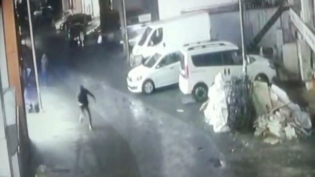 Güngören’de esnafa silahlı saldırı kamerada