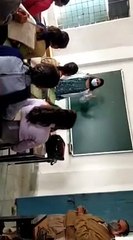 MP NEWS : बच्चों के सामने शिक्षक बनीं ब्यावरा एसडीएम, अंग्रेजी के साथ पढ़ाया व्यवहारिक पाठ