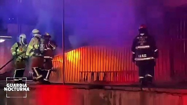Voraz incendio consume una bodega de pepinos en el Mercado de Abastos