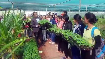 बागवानी व साइंटिफिक खेती का ले रही प्रशिक्षण