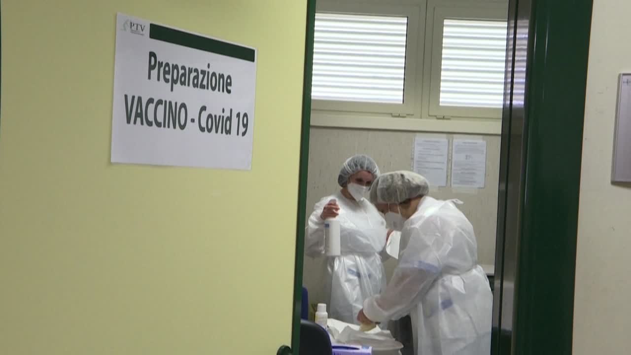 Obbligo vaccino a 2 milioni di over 50. Dubbi da Grillo e Meloni