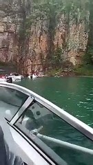 Banhistas avisaram que rocha ia se desprender minutos antes de queda