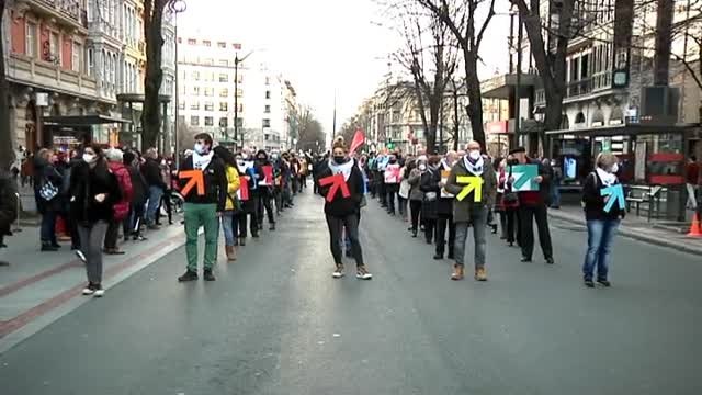 Miles de personas se manifiestan en Bilbao a favor del acercamiento de presos etarras