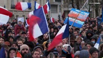 شاهد: محتجون مناهضون للقاحات يردون على تصريحات ماكرون بكلمات مماثلة "سننغص عليك حياتك"