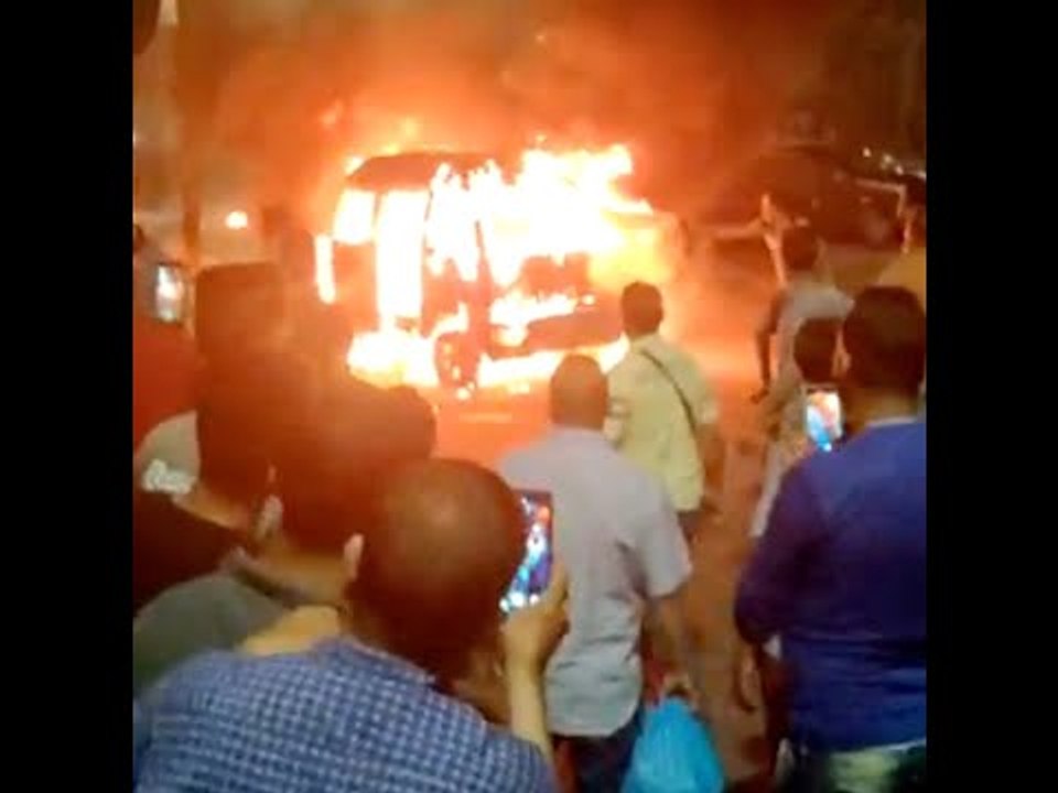 احتراق سيارة تمناية بشارع الأزهر.. وشاهد عيان: المطافي سيطرت على الموقف