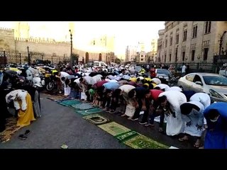 سيدات يؤدين صلاة عيد الفطر أمام الرجال خارج الجامع الأزهر