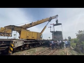 حادث قطار دمياط.. فصل العربات عن الجرار تمهيدا لفتح الطريق