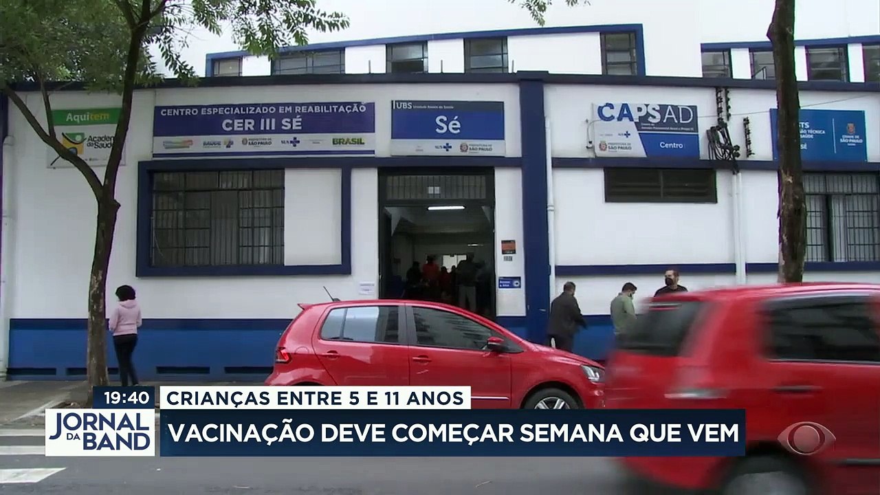 A vacinação de crianças entre 5 e 11 anos deve começar na semana que vem. Postos de saúde abriram neste sábado para atender quem tinha sintomas de gripe e covid.