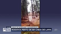 O dique de uma barragem em Minas Gerais transbordou, inundando de lama uma rodovia perto de Belo Horizonte.