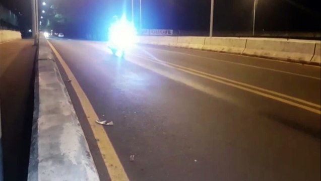 Internautas alertam sobre mancha de óleo na pista da Rua Jacarezinho, próximo ao viaduto da PRc-467