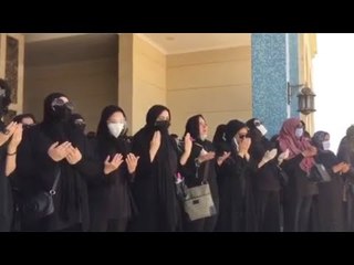 دعاء مؤثر يبكي دنيا وإيمي أثناء صلاة الجنازة على سمير غانم