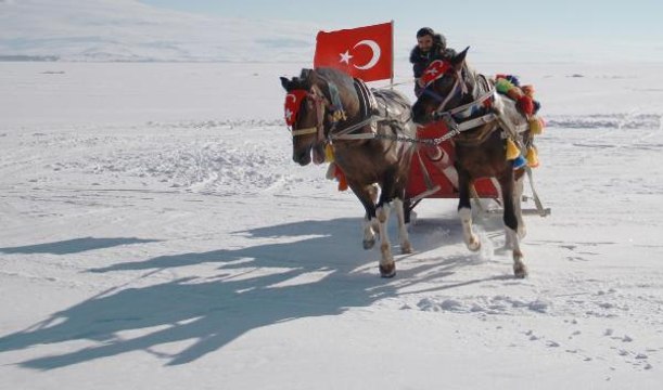 ATLI KIZAKLA YÜZEYİ BUZ TUTAN ÇILDIR GÖLÜ'NDE DRİFT ATTI